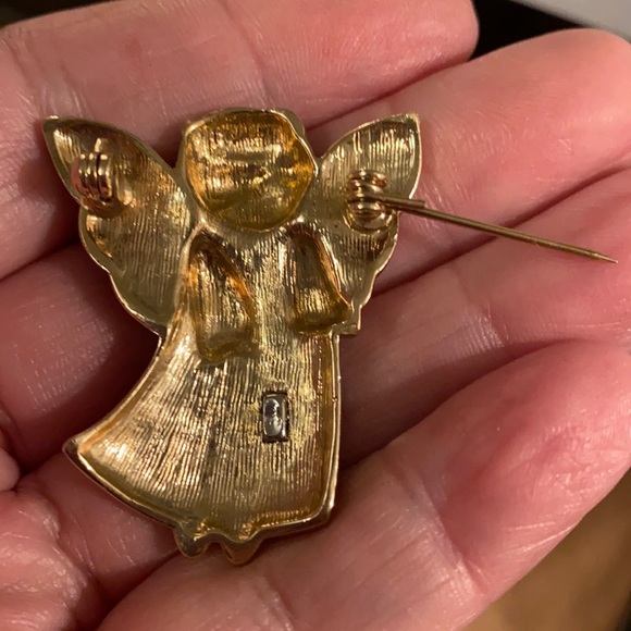 Angel pin brooch enameled wings and halo holding a heart rhinestones - Picture 4 of 5
